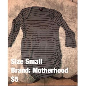 Form fitting maternity shirt